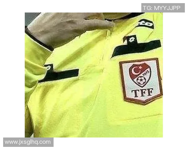 足球明星跪地求饶背后的故事揭示了体育精神与人性的复杂交织